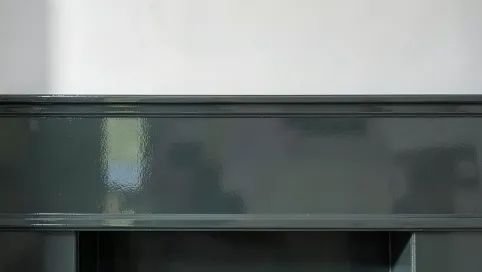 dolna część ściany pomalowana farbą olejną