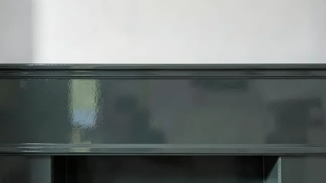 dolna część ściany pomalowana farbą olejną