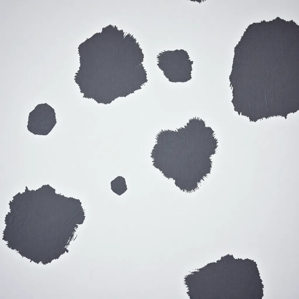 Ciemne plamy na ścianie po malowaniu