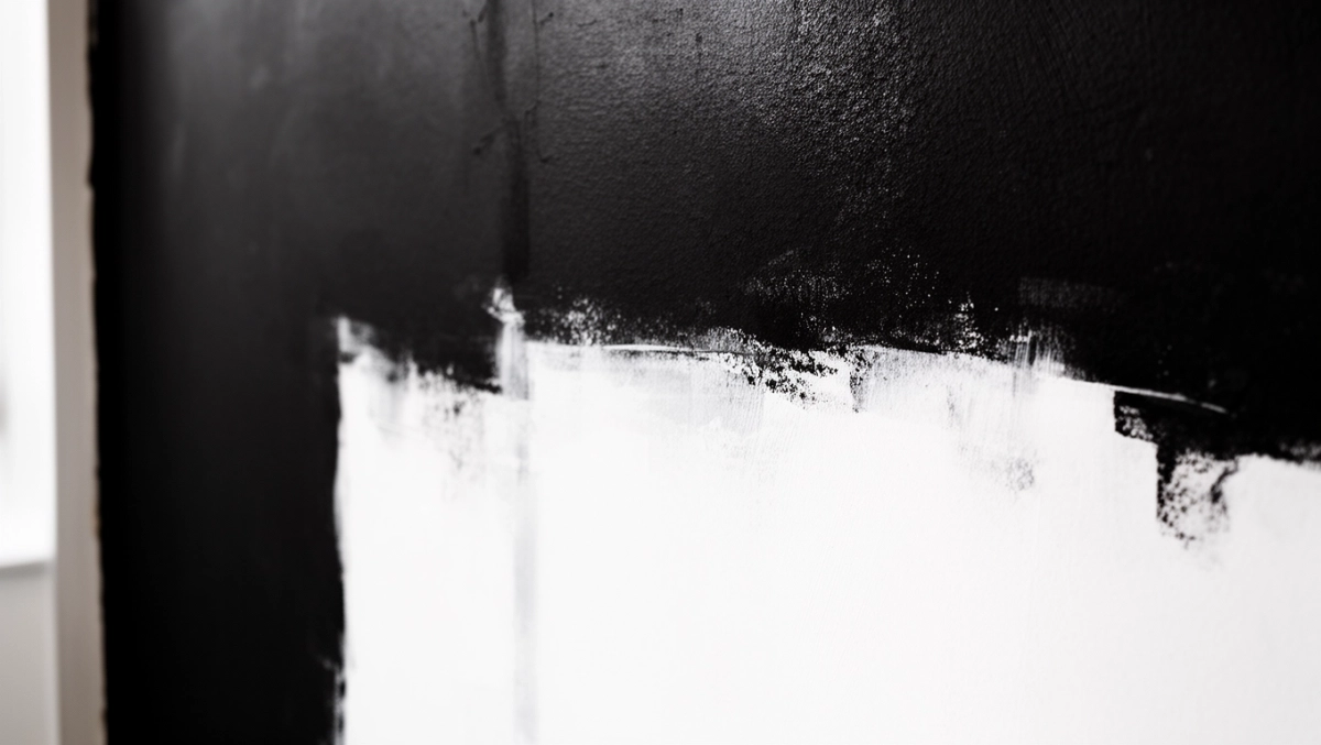 Jak pomalować czarną ścianę na biało