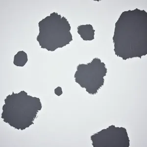 Ciemne plamy na ścianie po malowaniu