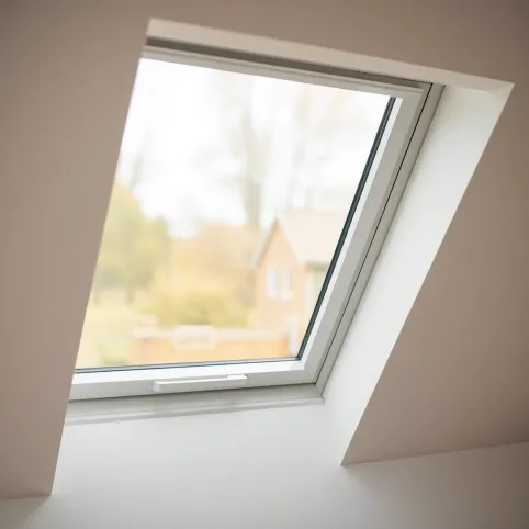 Jak otworzyć okno dachowe Roto do mycia