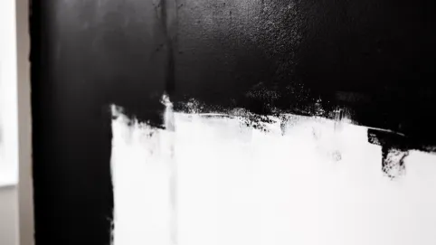 Jak pomalować czarną ścianę na biało