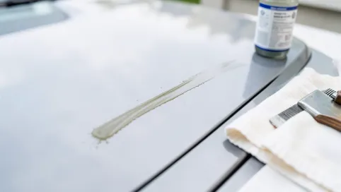 jak usunąć farbę olejną z lakieru samochodowego