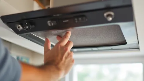 Jak założyć filtr węglowy do okapu Beko