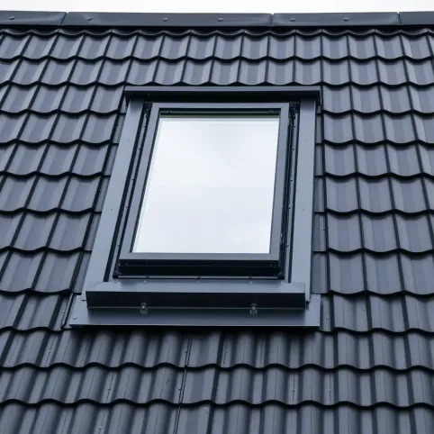 Montaż okna dachowego VELUX w blachodachówce