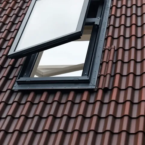 Montaż okna dachowego w blachodachówce