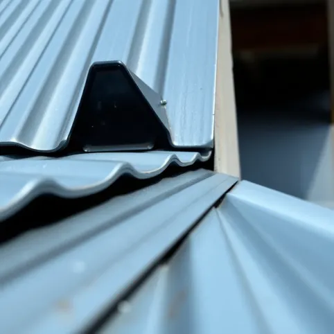 Obróbka dachu z blachy trapezowej