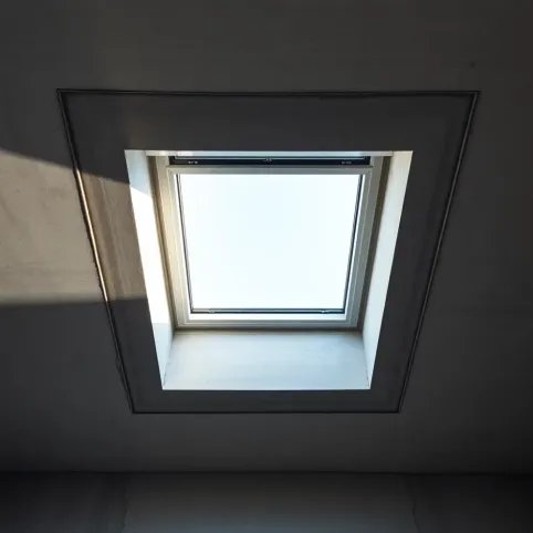 Obróbka okna dachowego w stropie betonowym